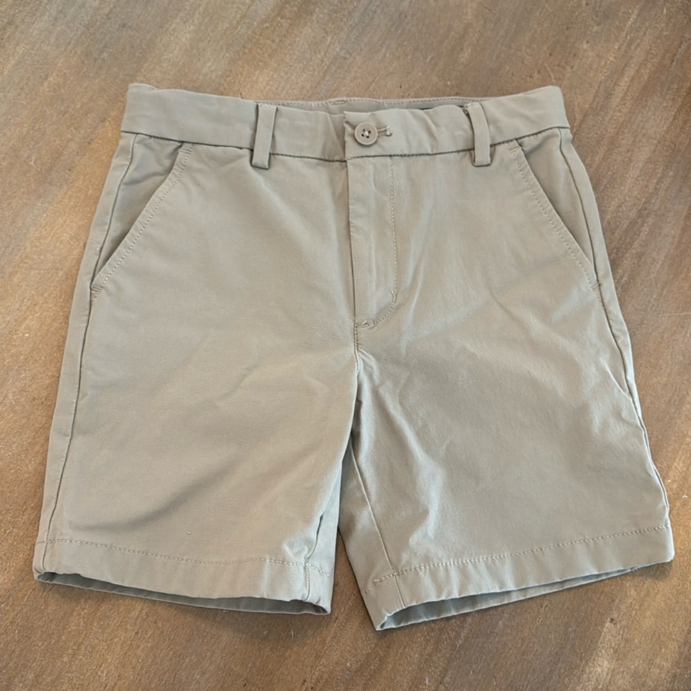 Boys vineyard vines performance shorts size 6 like new